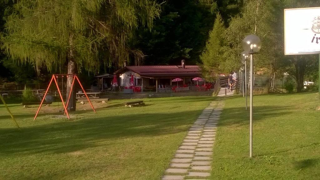 Garni La Genziana Acomodação com café da manhã Temù Exterior foto