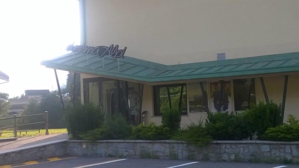 Garni La Genziana Acomodação com café da manhã Temù Exterior foto